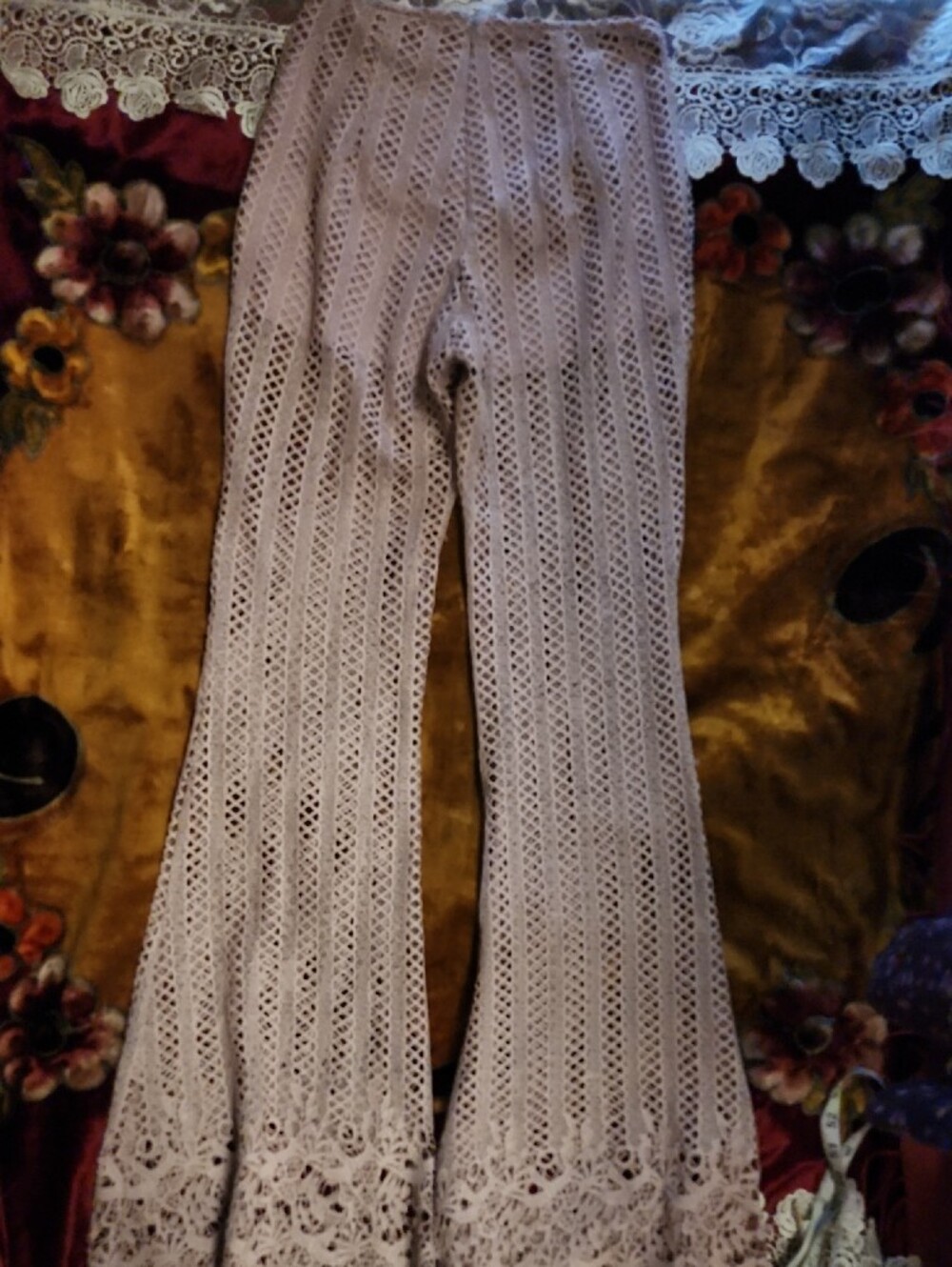 SALE 💵🏃‍♀️💨 L'ATISTE Dusty Pink Crochet Flare Pants - Picture 10 of 10